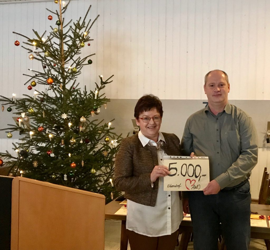 5000 Euro des AWO Ortsvereines Erbendorf mit Vorsitzender Brigitte Scharf und Kreisvorsitzendem Thomas Döhler