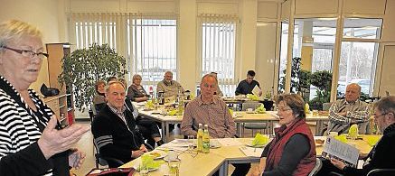 2012_02_09-seniorenbeauftragte-haus-der-pflege AWO-Geschäftsführerin Hannelore Bienlein-Holl (stehend) stellte den Seniorenbeauftragten des Landkreises die AWO und ganz im speziellen das „Haus der Pflege“ vor. Dabei erhielt die AWO viel Lob und Anerkennung für ihre Leistungen auf dem sozialen Gebiet.