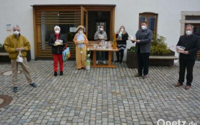 MGH-Team verkauft nach Backaktion Osterlämmer am Kirchplatz in Mitterteich